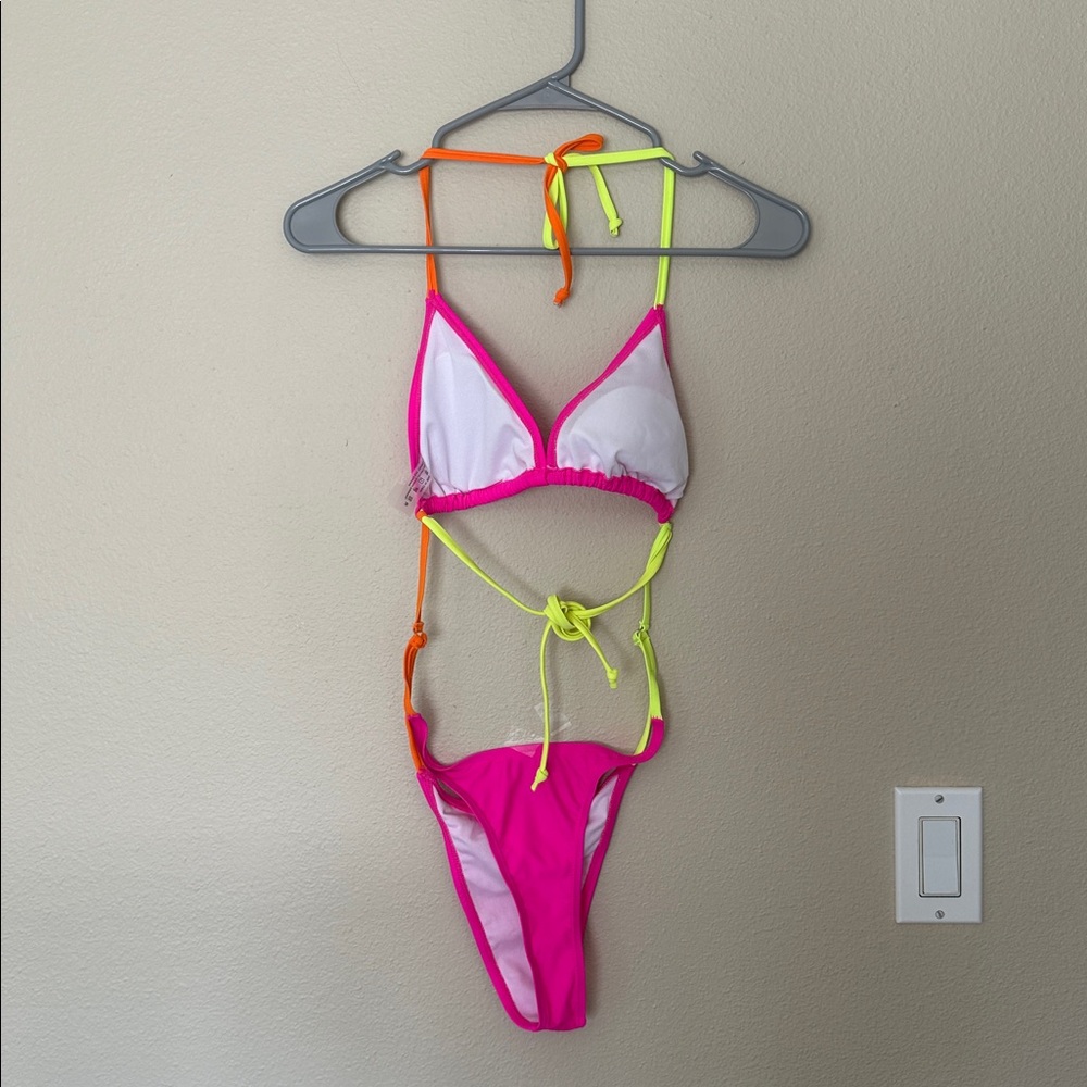 Bikini - Picture 4 of 4